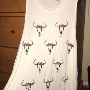 Long tank top with cute design!